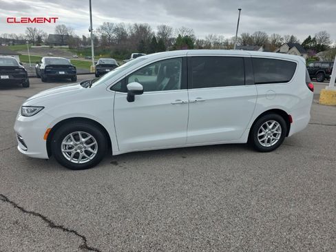 Used 2023 Chrysler Pacifica Touring-L image 3