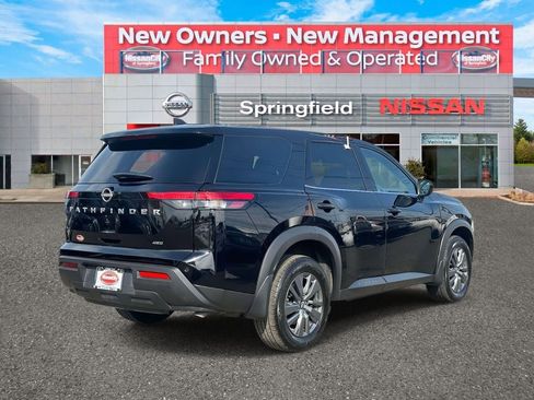 Used 2025 Nissan Pathfinder S image 5