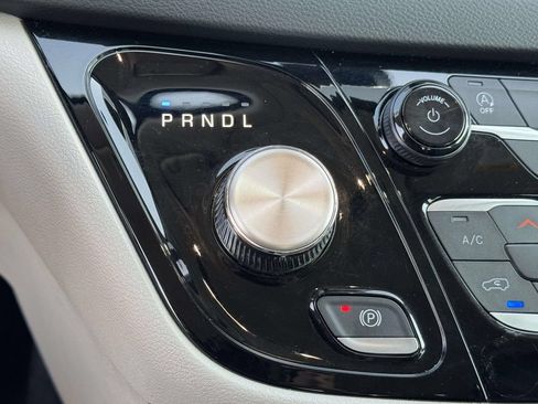 Used 2024 Chrysler Pacifica Touring-L FWD image 21
