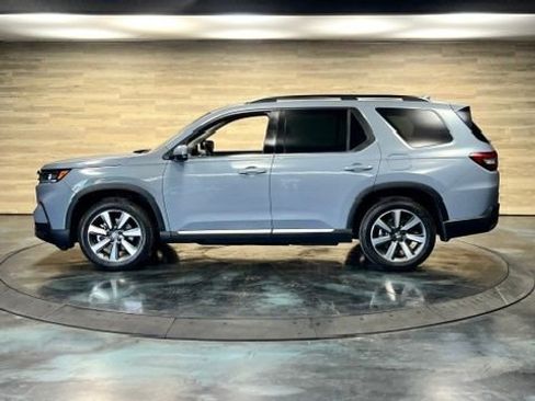 Used 2025 Honda Pilot Touring image 11