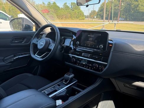 Used 2024 Nissan Pathfinder SV image 10