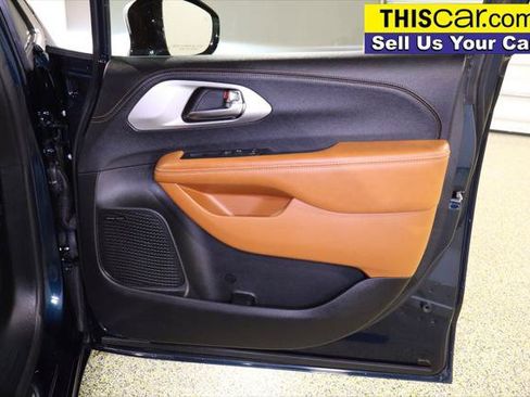 Used 2025 Chrysler Pacifica Pinnacle FWD image 38