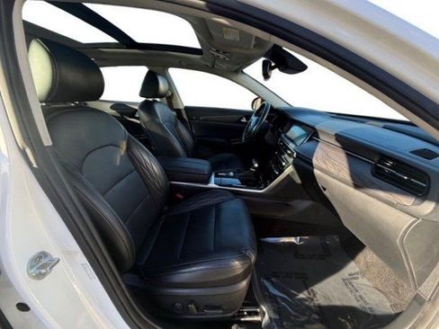 Used 2020 Kia Cadenza Limited image 17