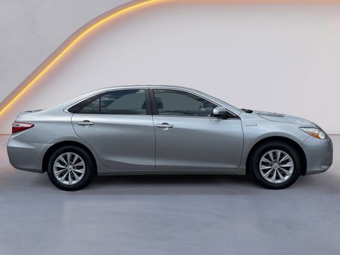 Used 2017 Toyota Camry LE FWD image 2