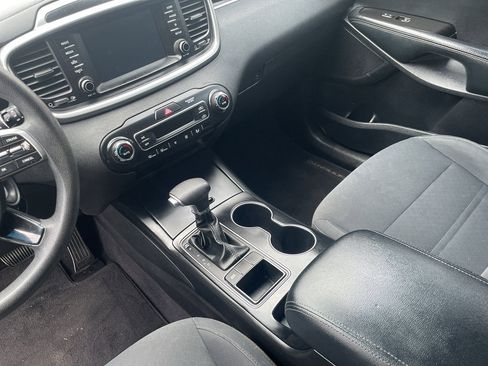 Used 2019 Kia Sorento FWD V6 image 11