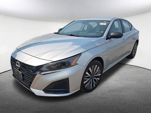 Used 2024 Nissan Altima 2.5 SV AWD/4WD image 2