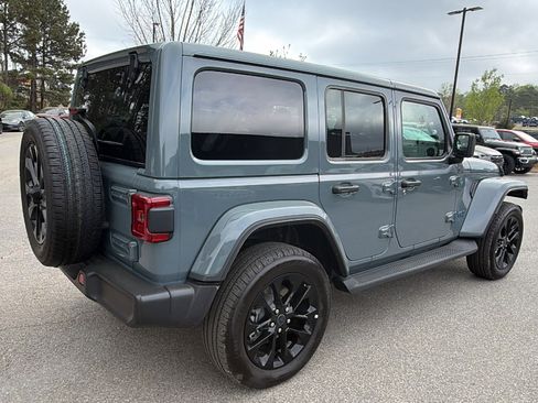 Used 2025 Jeep Wrangler Sahara image 8