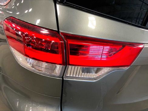 Used 2018 Toyota Highlander Limited Platinum w/ Carpet Mat Package (TMS) image 29