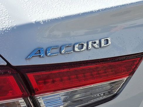 Used 2018 Honda Accord EX image 29