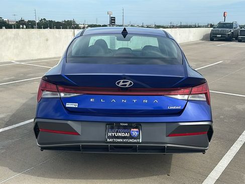 Used 2025 Hyundai Elantra Limited FWD image 12