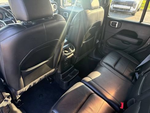 Used 2019 Jeep Wrangler Unlimited Sahara AWD/4WD image 14