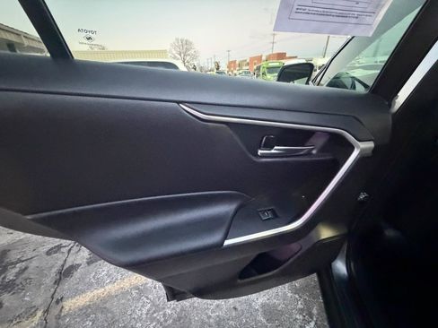 Used 2022 Toyota RAV4 XLE Premium image 17