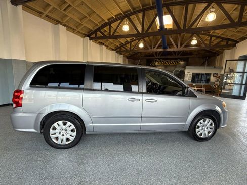 Used 2017 Dodge Grand Caravan SE image 8