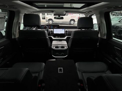 Used 2025 Ford Expedition Max Platinum image 31