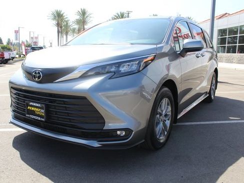 Certified 2026 Toyota Sienna XLE FWD image 5