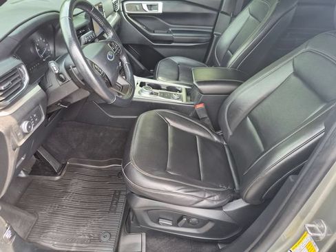 Used 2020 Ford Explorer XLT w/ Equipment Group 202A AWD/4WD image 15