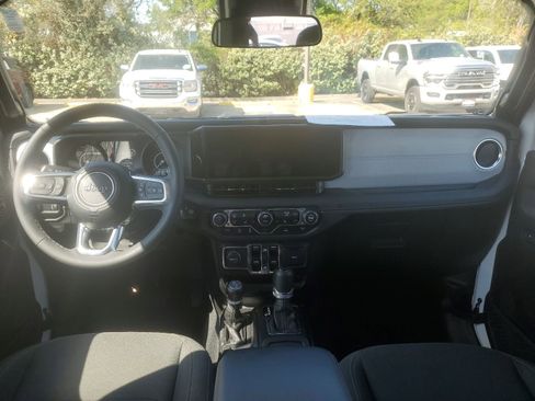 Used 2025 Jeep Wrangler Sahara image 8