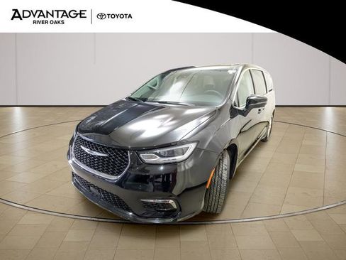 Used 2023 Chrysler Pacifica Touring-L image 4