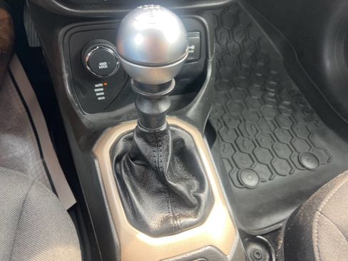 Used 2015 Jeep Renegade Latitude AWD/4WD image 30