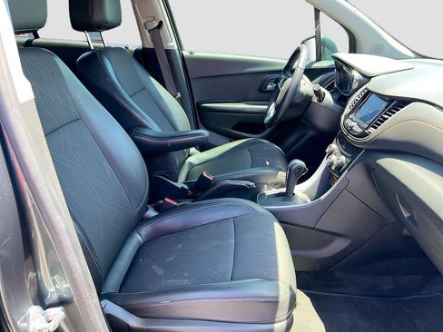Used 2022 Chevrolet Trax LT w/ LT Convenience Package FWD image 25