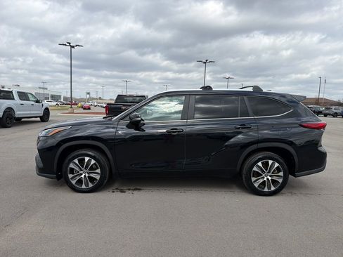 Used 2023 Toyota Highlander XLE FWD image 3