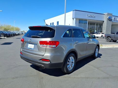 Used 2017 Kia Sorento LX image 8