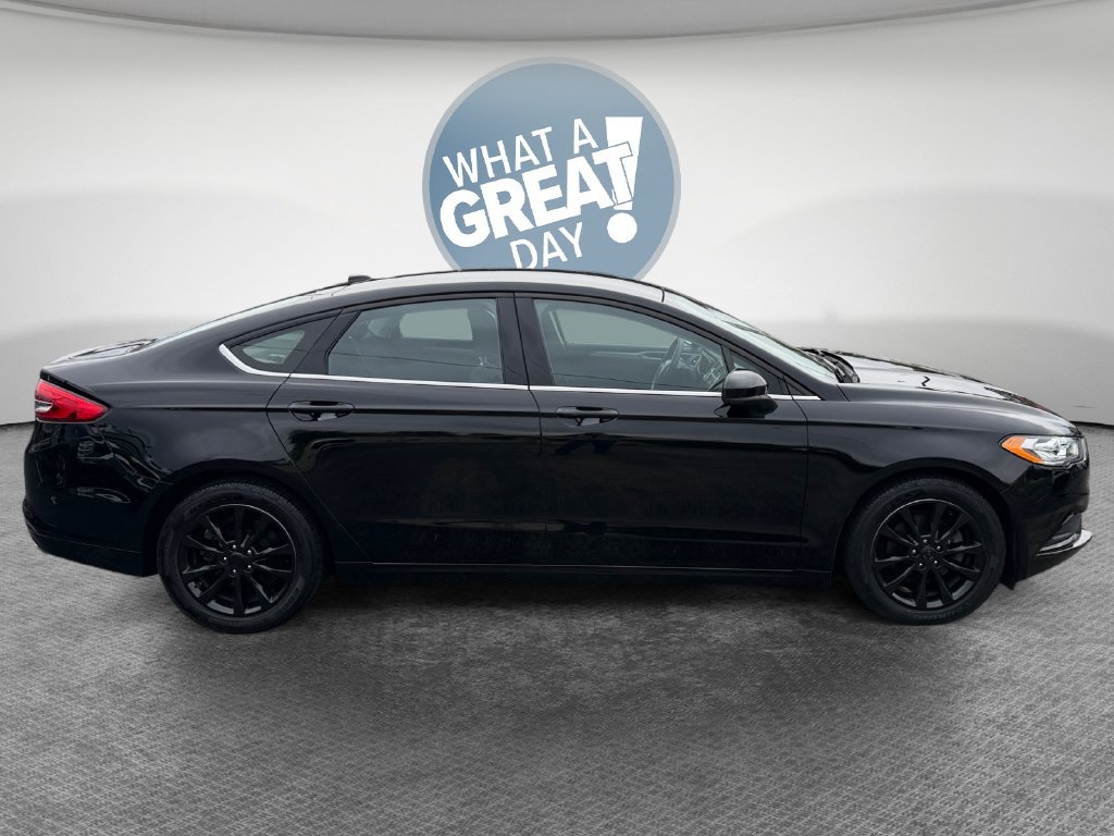 Used 2017 Ford Fusion SE w/ Fusion SE Technology Package FWD image 2