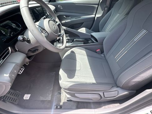 Certified 2025 Hyundai Elantra Sport image 9