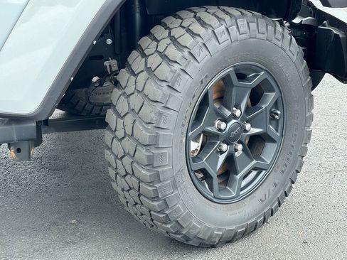 Used 2022 Jeep Gladiator Willys AWD/4WD image 9