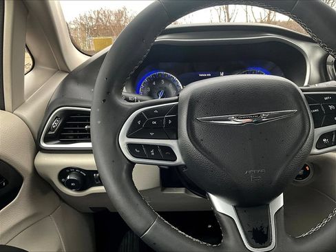 Used 2024 Chrysler Pacifica Touring-L FWD image 14