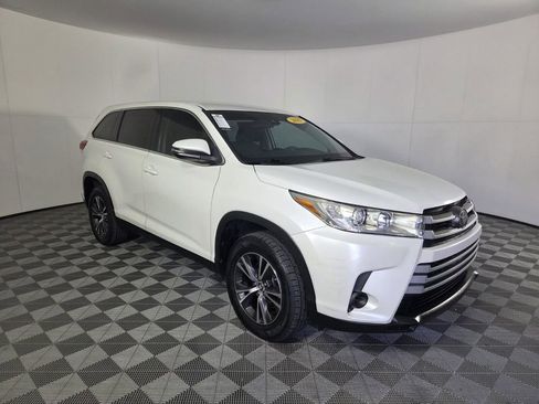 Used 2019 Toyota Highlander LE image 2