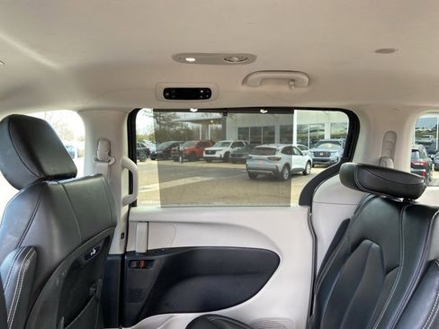 Used 2023 Chrysler Pacifica Touring-L image 48