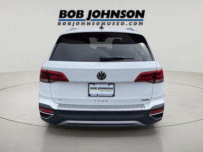 Used 2023 Volkswagen Taos SE w/ Panoramic Sunroof Package