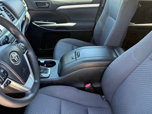 Used 2014 Toyota Highlander LE FWD image 9