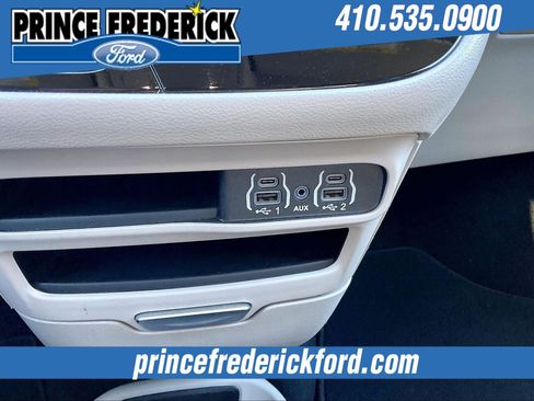 Used 2024 Chrysler Pacifica Touring-L image 30