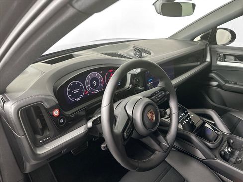 Certified 2026 Porsche Cayenne Coupe AWD/4WD image 4