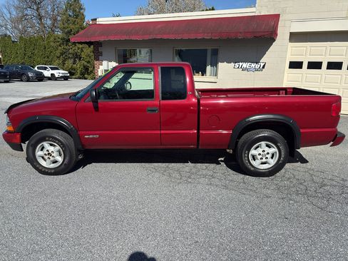Used 2002 Chevrolet S10 Pickup LS w/ LS Preferred Equipment Group image 2