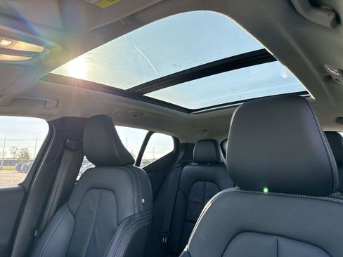 Used 2024 Volvo XC40 B5 Plus image 4