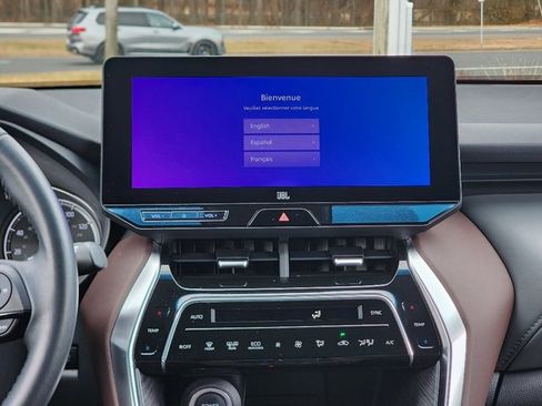 Used 2024 Toyota Venza XLE image 27