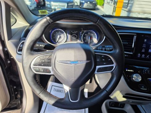 Used 2017 Chrysler Pacifica Touring-L FWD image 21