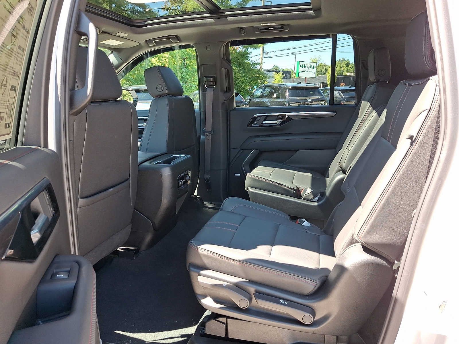 Used 2025 Chevrolet Suburban RST AWD/4WD image 23