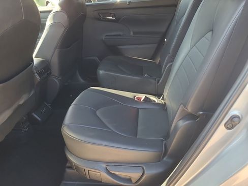 Used 2020 Toyota Highlander XLE image 13