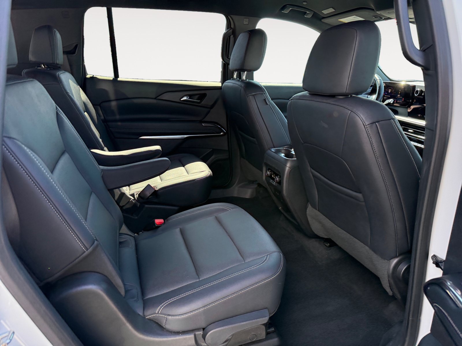 Used 2025 Chevrolet Traverse LT FWD image 18