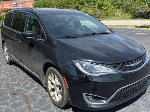 Used 2020 Chrysler Pacifica Touring-L FWD image 1