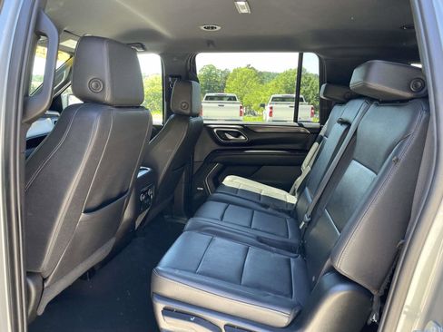 Used 2023 Chevrolet Suburban LT RWD image 3