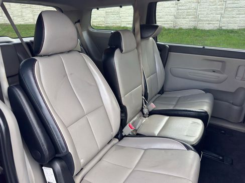 Used 2019 Kia Sedona EX FWD image 43