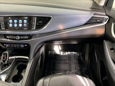 Used 2018 Buick Enclave Essence image 25