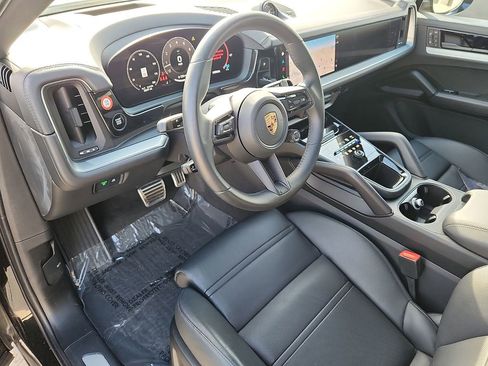 Used 2025 Porsche Cayenne S image 4
