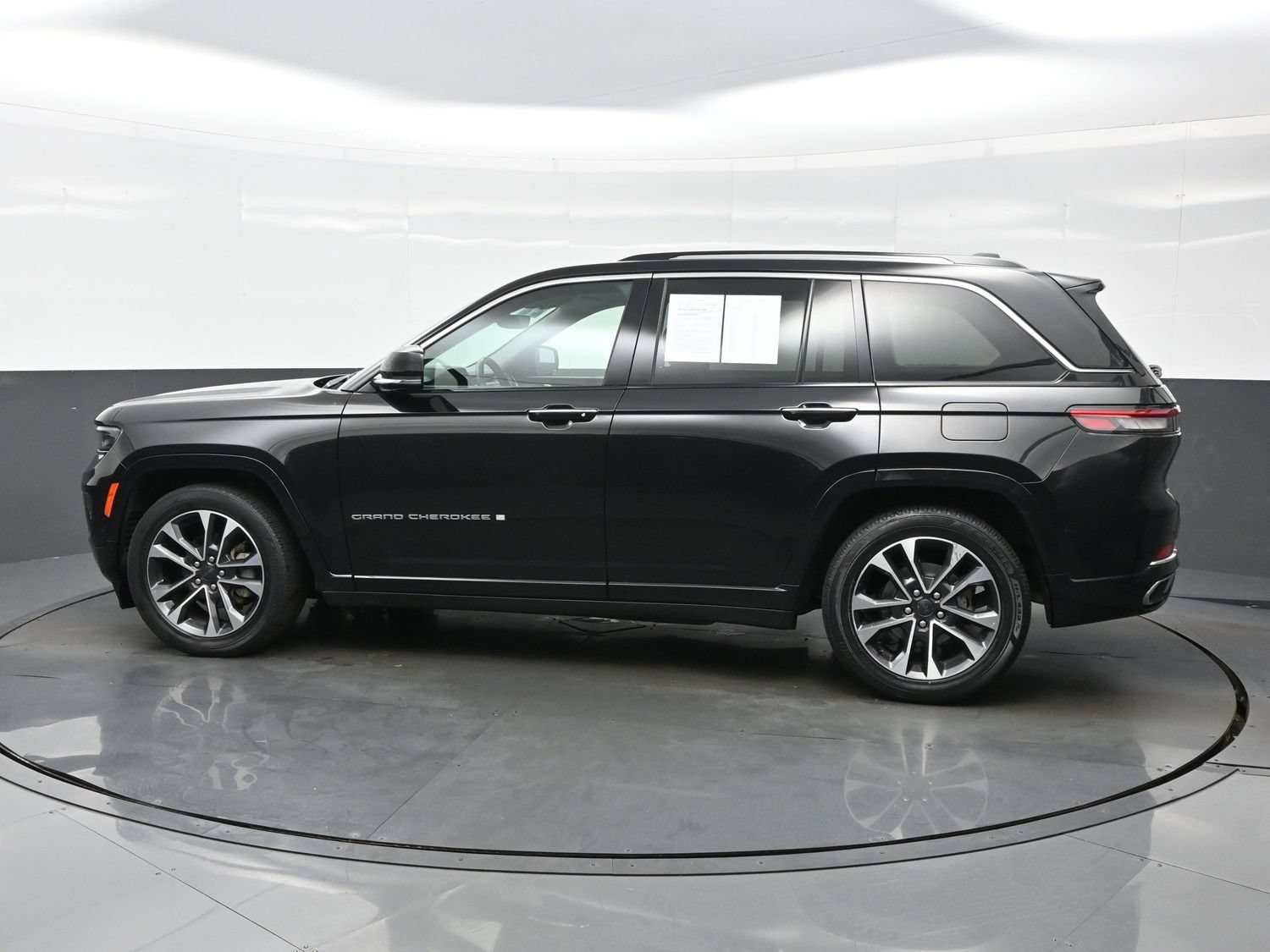 Used 2022 Jeep Grand Cherokee Overland AWD/4WD image 4