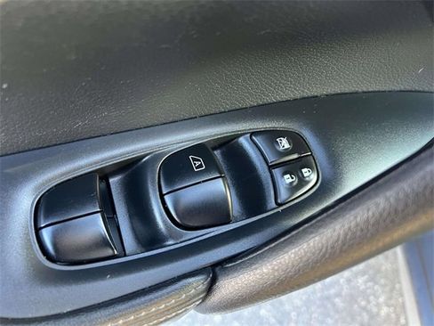 Used 2020 Nissan Rogue SV image 12